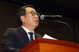유영상 SKT 대표 "직영점 신규 가입 중단…유심보호 서비스 자동 가입" 