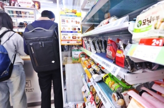 '먹거리' 물가 크게 올랐지만…넉달째 2%대 안정세