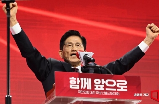 김문수, 첫 공식 행보로 현충원…DJ 묘역 참배 '통합 메시지'