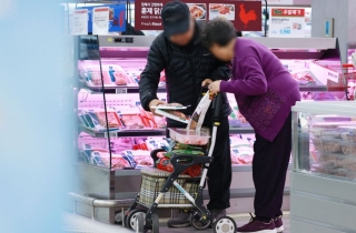 장보기·외식 둘 다 안한다…통계 집계 이후 첫 '이중 위축'