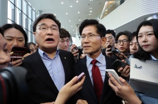 김문수 "당 지도부가 날 끌어내리려 해…후보 일정 중단"