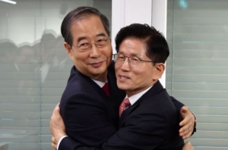 김문수, 한덕수와 포옹하며 "사부로 모시겠다"…선대위원장직 제안