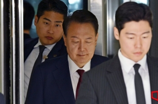 ‘내란 혐의’ 공개출석한 尹…입·퇴정 질문에 '묵묵부답'