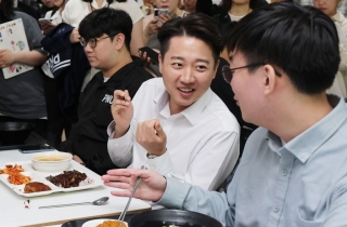"오늘은 서울교대"…이준석 '학식정치' 청년층 공략