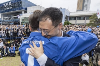 이재명-김상욱 포옹…李 "민주당서 합리적 정치할 수 있도록"