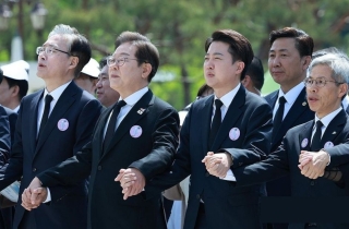5·18 기념식 참석 대선 후보들 "오월 정신 헌법 전문 수록" 약속