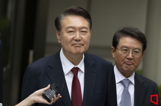 '묵묵부답' 윤석열, 5차 공판 출석…특전사 1공수여단장 군 투입 증언