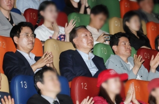 尹, 부정선거 주장 영화관람에 '격론'…선관위 "공정 선거 관리 최선"