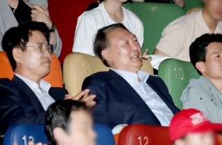 선관위 "尹 관람한 부정선거 주장 영화 음모론 부추겨…깊은 유감"