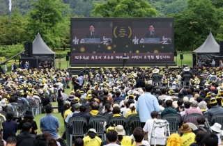 '노무현 서거 16주기' 봉하마을 집결…이재명·이준석 묘역 참배