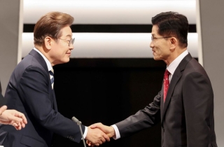 김문수 "사기꾼 없어져야" vs 이재명 "권력남용"…초반 격돌