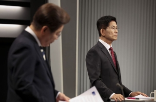 김문수 "부산 피습 때 헬기타고 황제 행세"…李 "가족 원해서"