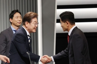 '군가산점제' 도입 공약 격돌…이재명 "갈라치기" vs 김문수 "국가책무"