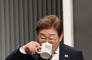 김문수 "부산 피습 때 헬기타고 황제 행세"…李 "가족 원해 서울로"