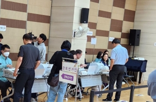 "상식 통하는 대통령 원해"…사전투표로 하루 시작
