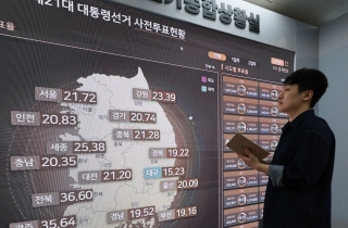 사전투표 2일차 10시 투표율 23.33%…1035만명 투표