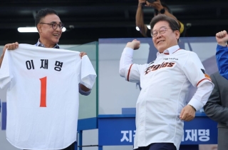 한화 '21번' 유니폼 입고 대전 유세 나선 이재명 "나라 통합의 길로"
