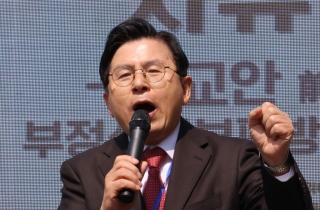 무소속 황교안 대선 후보 사퇴…"김문수 도와 정권 지키겠다"