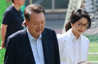 윤석열 전 대통령 부부, 서초구 사저 인근서 투표 마쳐 