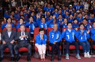 환호성·박수…출구조사 결과에 민주당, "이재명" 연호