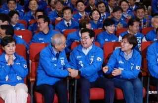환호성·박수…출구조사 결과에 민주당, "이재명" 연호