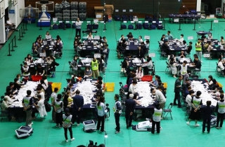 오후 11시 개표율 25%…이재명 4%p 앞서며 격차 벌려