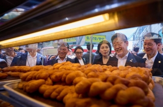 온누리 상품권으로 찹쌀도넛에 커피 샀다…李대통령 부부 남성시장 '깜짝 방문'