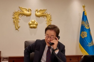 한중 정상 첫 통화 "전략적 동반자 관계 발전…한반도 평화 노력"