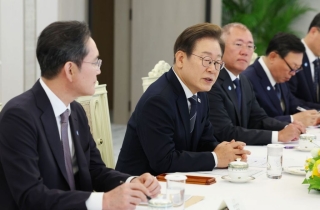 "경제계가 앞장서겠다"…기업 총수들, 李대통령 회동서 '대책 필요성' 강조