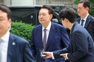 尹, 특검 임명 이후 첫 '내란 재판' 출석…질문엔 '묵묵부답'