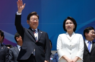 첫 순방 가는 李 대통령 내외, 캐나다 주지사 환영식 참석
