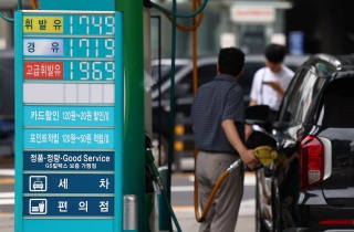 정부, 유류세 인하 두달 연장…농축수산물 할인지원에 460억 푼다