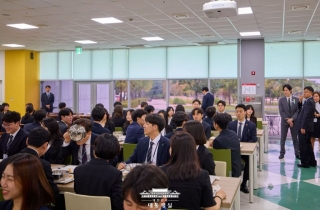 "벌컥벌컥" 이재명 대통령, 밥 먹다 '드링킹 샷' 포착