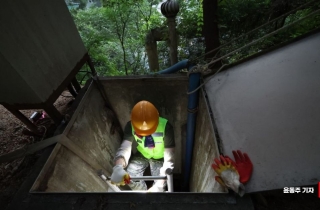 "구역질 나는 악취보다 무서운 건 더위였다"