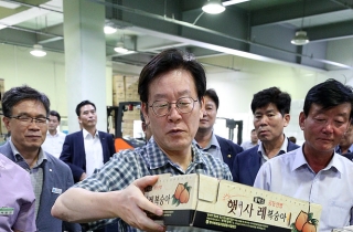 이 대통령 "부부싸움도 식후경" 진달래꽃 좋아하는 이유는…