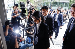 '사진 통치' 김건희, 날 선 포토라인에 선 날