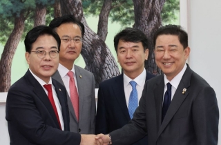 손 맞잡은지 하루도 안돼서…특검법 파기, 정국은 파행