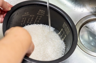 전기밥솥 이렇게 쓰면 치매 위험…"내솥에 쌀 씻지 마라" 경고