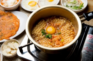 '라면 원조' 삼양vs'절대 강자' 농심…'옛날라면'으로 맞장