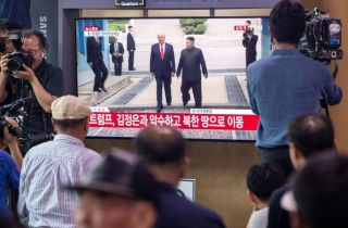 트럼프 "제재 논의 콜?" 제안에도 김정은 묵묵부답