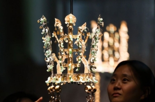 신라 금관, 104년 만의 외출…"줄을 서시오"