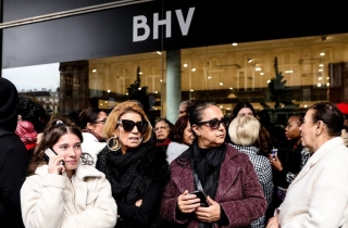 샤넬 입던 파리지앵들, 2000원짜리 중국 옷에 흔들흔들 [World Photo]