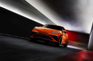 10.9초만에 시속 200㎞… 엑셀 밟은 세계 톱 드라이버도 '깜놀'