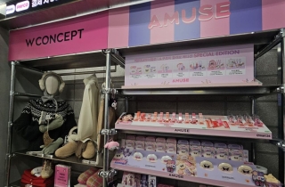 화장품 발라보고 굿즈 사고…'힙한 편의점'에 MZ 열광