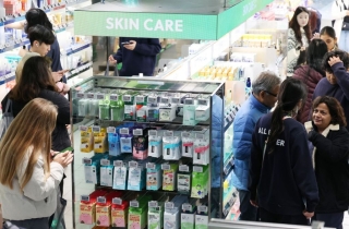 "韓 가면 꼭 가야 해" 외국인 구매액 1兆 달성한 화장품 성지