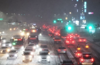 갑자기 내린 첫눈에 '雪雪 기는' 도시
