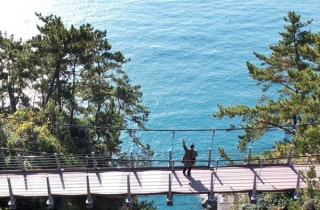 벼랑끝에서 마주한…걷는 자에게만 허락된 비경 