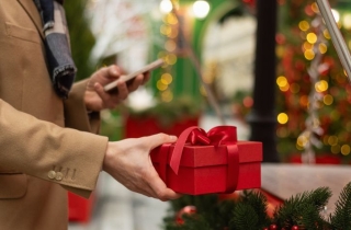 "10만원입니다" 가격 듣고 커진 눈…아이들 연말 선물 소비 양극화