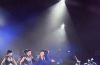 머스크 SNS에 뜬 영상에 '화들짝'…콘서트 뒤집은 키 작은 댄서들