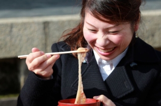 라면은 후루룩, 화장품은 쓸어담기…외국인 일상 된 ○○○